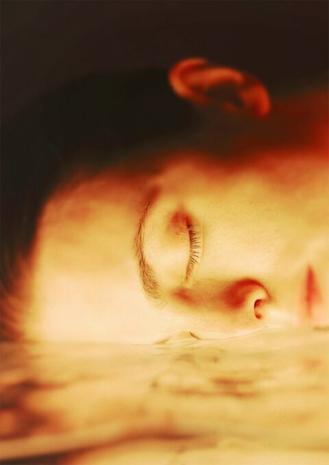woman-with-her-face-in-water-neurotech