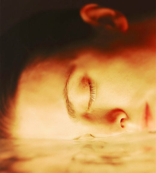 woman-with-her-face-in-water-neurotech